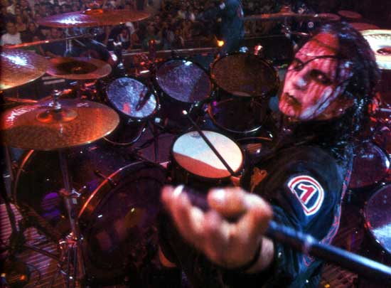 Joey Jordison es un monstruo en la batería